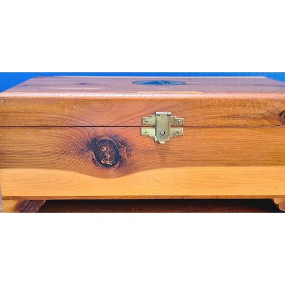 VTG Mid Century Peterson Bros Silhouette Cedar Jewelry Trinket Box Brass Clasp - Picture 4 of 8